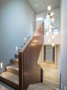eclairage-escalier-led-spots-led-encastres-rambarde-bois-suspension-boules